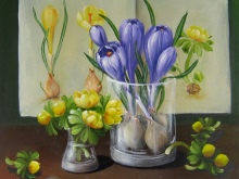 Blomstermaleri med erantis og krokus i glas samt en skitseblok i baggrunden